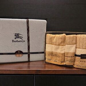 ✨Vintage Burberrys/Burberry Towel Gift Set ✨ NIB ✨